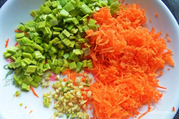 Для зажарки измельчить чеснок и порей, натереть морковь.