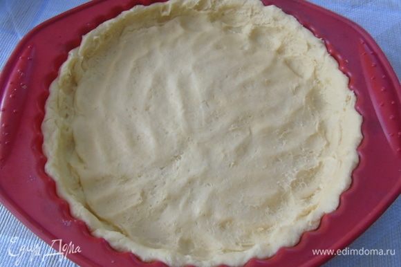 Выложите тесто в форму сделав бортики и отправьте в морозильник на 15 минут.