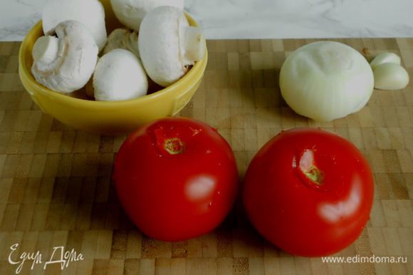 Помидоры нужны мясистые, перец сладкий зеленый. На помидорах вокруг плодоножки сделать круговой надрез, залить кипятком на 1 минуту.