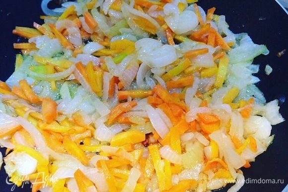 Морковь и лук нужно мелко порезать (одну морковку оставить для соуса). Имбирь натереть на мелкой терке. Обжарить все на растительном масле с гарам масалой.