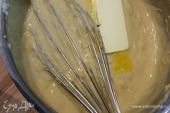 Тонкой струйкой влейте яичную смесь в кипящее молоко и, помешивая венчиком, заварите крем. В готовый крем введите масло и размешайте.