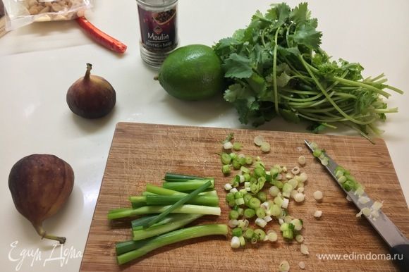 Мелко порубите зеленый лук (используйте только нижнюю часть лука, верхняя скиснет и не создаст нужную текстуру соуса) и кинзу (оставьте немного кинзы для панировки).