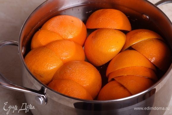 Половинки апельсиновых корок как следует промыть в проточной холодной воде, очистить от пленок, сложить в кастрюлю, залить холодной водой и оставить минимум на 3 суток, каждый день меняя воду. Таким образом мы избавляемся от горечи.