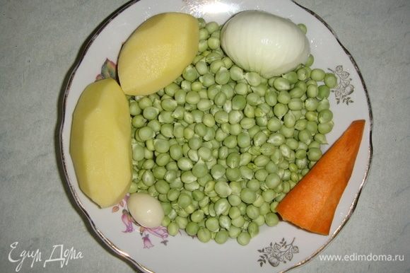 Подготовим овощи. Почистить картофель, лук, морковь и чеснок.