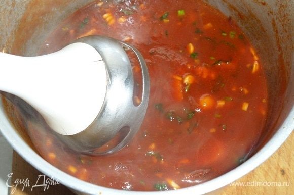 С помощью погружного блендера пюрируем суп.