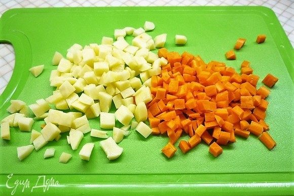 Картофель и морковь нарезаем маленькими кубиками.