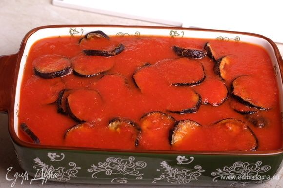 Залить все томатным соусом.