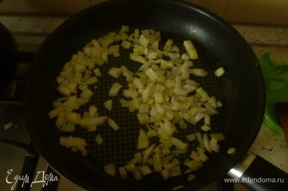 Растопить сливочное масло в большой сковороде. Обжарить мелко нарезанный лук.