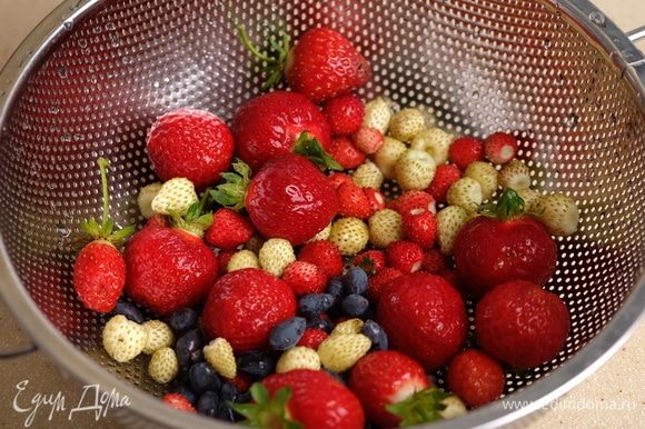 Ягоды вымыть и высушить. Брать любые свежие сезонные ягоды.