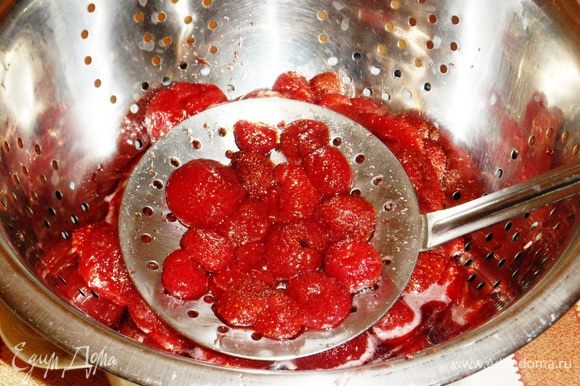 Кастрюлю снять с огня. Дать ягодам полностью остыть. Аккуратно шумовкой переложить ягоды в дуршлаг. Дать сиропу полностью стечь.