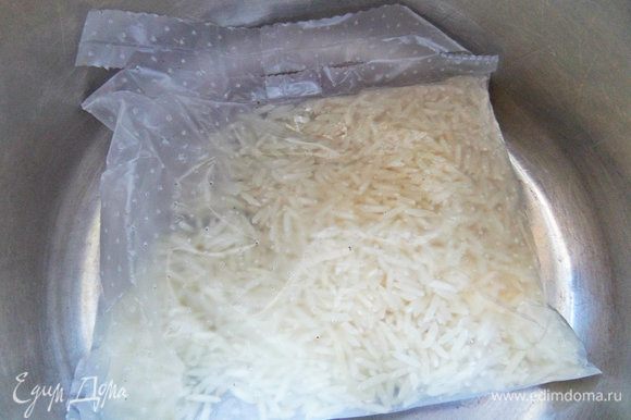 Отварить заранее пакетик риса.