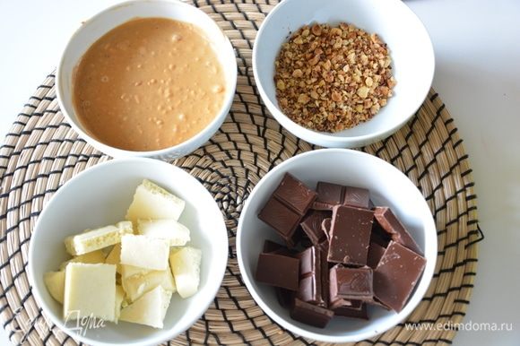 Подготовим ингредиенты для десерта: шоколад белый, темный, арахисовая паста (у меня типа Crunchy с орехами), лесные орехи.