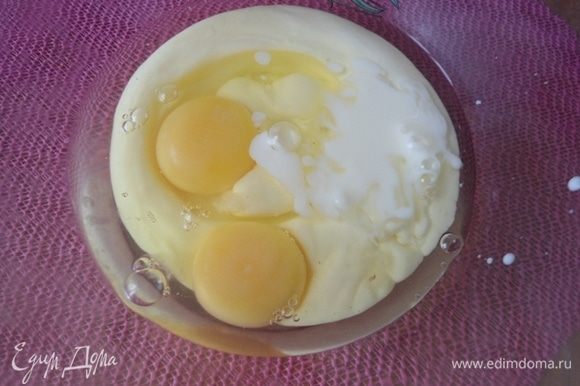 Взбить яйца с кефиром.