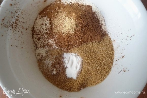 Все сухие ингредиенты смешать вместе: муку, сахар, соль, какао, специи и соду.