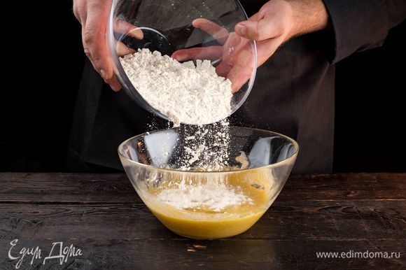 Когда на опаре образуется шапочка из мелких пузырьков, продолжите приготовление теста. Добавьте 1 яйцо и желток, соль и остальную муку. Замесите тесто. Оставьте в теплом месте для подъема на 30 минут.
