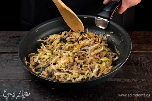 Обжарьте на оливковом масле лук и капусту, добавьте грибы и специи по вкусу. Тушите до готовности, потом остудите.