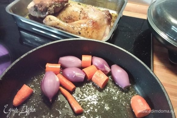Шалот и морковь обжарить и выложить на тарелку до востребования.