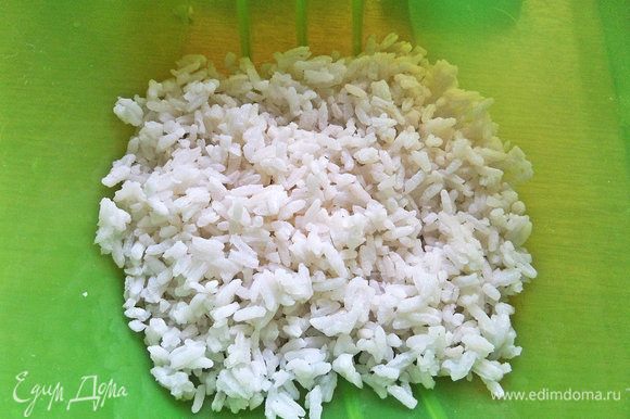 Далее рис, который отварить заранее, или оставшуюся от ужина порцию.