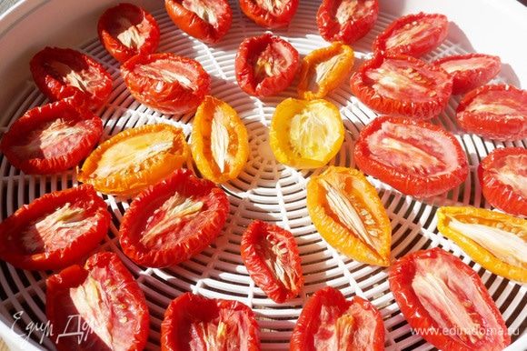 Так выглядят помидоры через 4 часа сушки.
