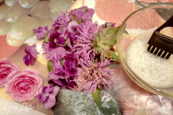Лепестки роз, виолы, монарды, веточки мелиссы промыть и просушить. Взбить вилкой один яичный белок. Кисточкой нанести взбитый белок по поверхности цветка.