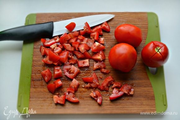 Помидоры необходимо поместить в миску, надрезать каждый томат крест-накрест у основания плодоножки, обдать кипятком, дать постоять 1 минуту и затем поместить под холодную воду. При помощи тонкого ножа снять кожицу с томатов и нарезать кубиками. После чего добавить помидоры и жарить до испарения сока (около 10 мин). Посолить, поперчить, приправить сухими травами, тщательно перемешать и снять с огня.