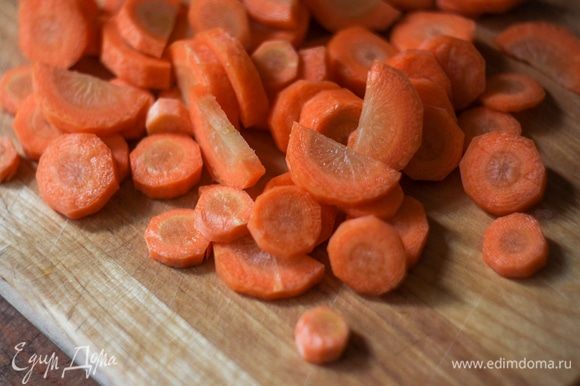 Две средние или три маленькие морковки почистить и нарезать средники кусками.
