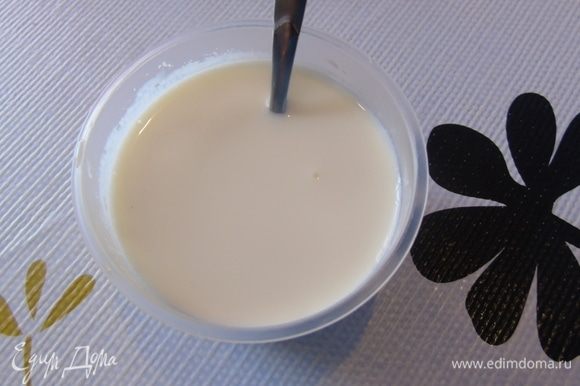 Желатин для основы залейте молоком и оставьте на минут 10, затем подогрейте до растворения желатина.