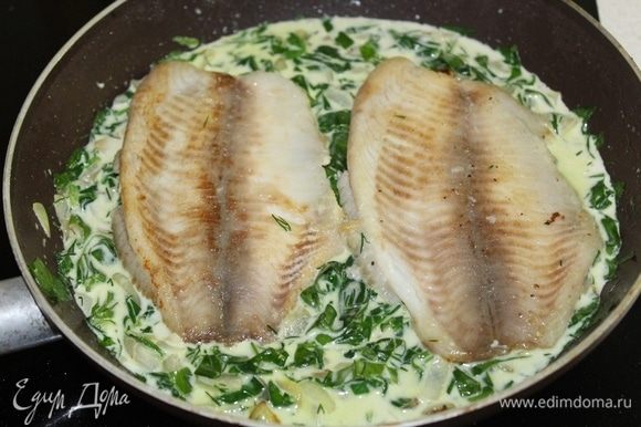 Выложить на шпинат рыбу, потушить 5 минут.
