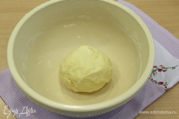 Из охлажденного масла, муки, яйца, сахара и соли замесить тесто, скатать в шар и отправить в холодильник на 40 минут.