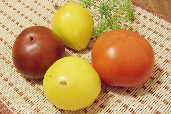 Для приготовления салата помидоры помыть и обсушить салфеткой. У меня помидоры разного цвета и разного вкуса. В салате они смотрятся очень нарядно.