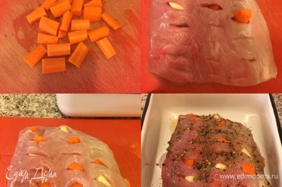 Морковь нарезать. Мясо вымыть, обсушить бумажным полотенцем и сделать надрезы. Нашпигуйте мясо морковью и чесноком. Натрите хорошо мясо смесью из ступки, уложите в контейнер на лук, полейте сверху уксусом 1 ст. л., накройте крышкой и отправьте в холодильник на 6-8 часов.