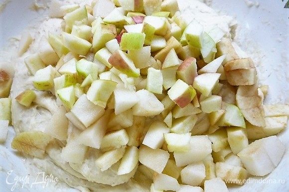 Пока подогревается молоко приготовим яблоки и грушу. Фрукты моем, вырезаем семенные коробки и нарезаем небольшими кубиками.