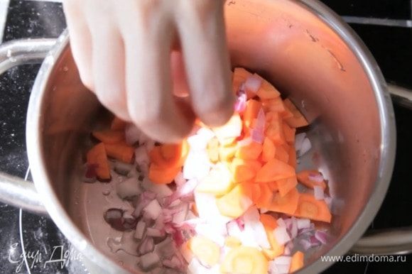 Нагреть масло в кастрюле и обжарить лук и морковь 5 минут.