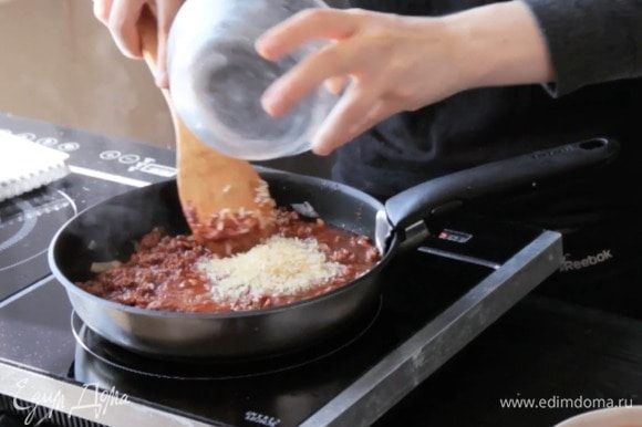 Влить бульон, добавить рис и мякоть томатов, довести до кипения и тушить 15 минут.