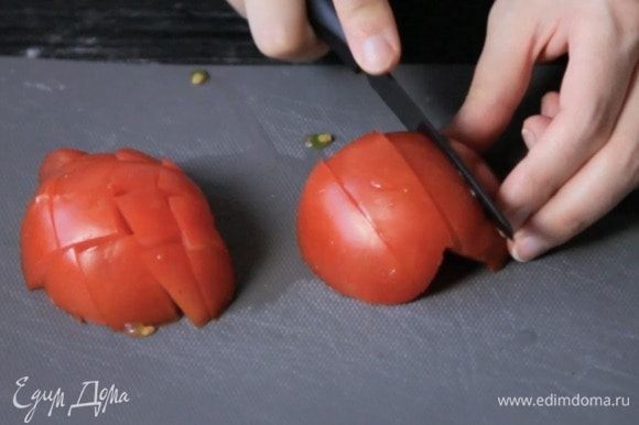 Нарезать крупно томаты, порубить зелень.