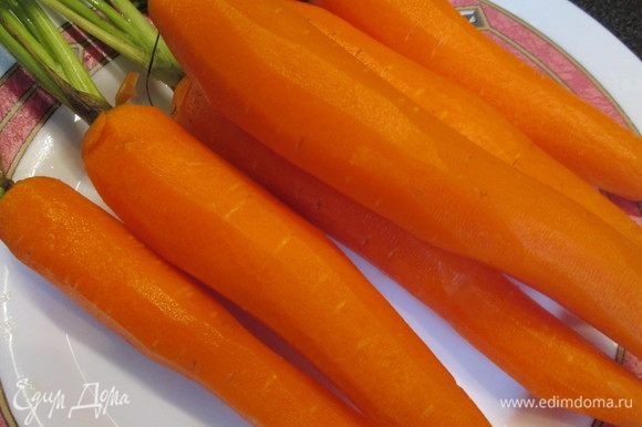 Моем морковь и очищаем ее.