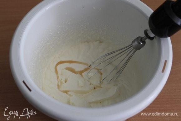 Для крема взбить сливки с сахаром, затем добавить сметану, маскарпоне (или творожный сыр), ванильный сироп и снова взбить.