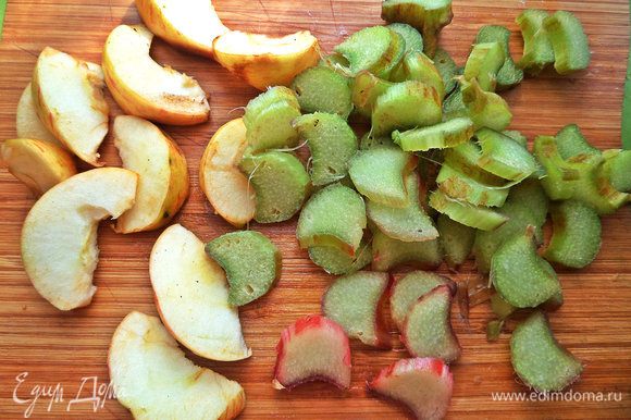 Мелкие садовые яблоки и ревень нарезать.
