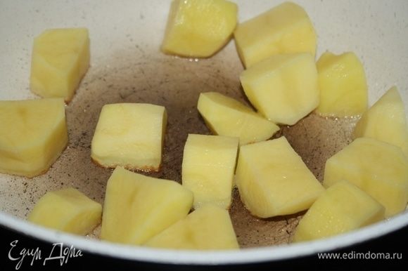 Картофель очистить, нарезать крупным кубиком и обжарить в толстостенной сковороде на растительном масле со всех сторон.