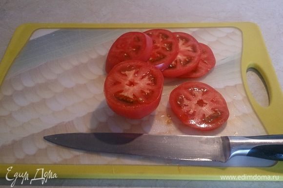 Тем временем нарезаем толстенькими шайбами томаты.
