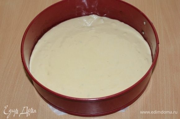 Выложить тесто в форму 24 см и выпекать 15 минут при 180°С.