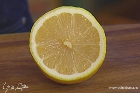 Цедру половинки лимона натереть на мелкой терке, выжать 1 ст. ложку сока.