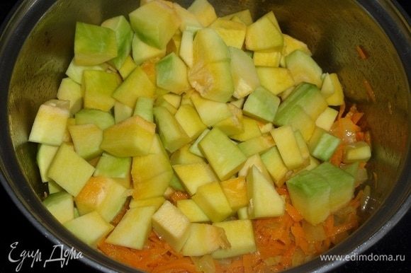 Добавляем кусочки тыквы в кастрюлю к обжаренным овощам.