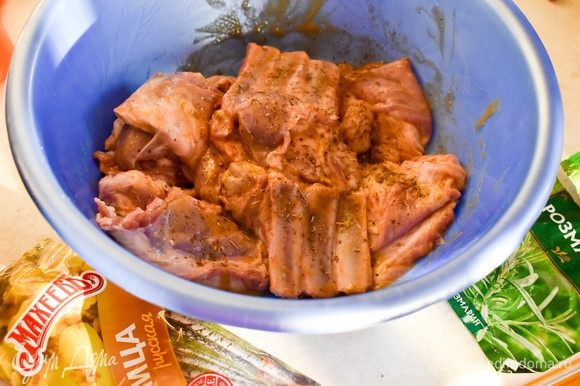 Посыпаем мясо розмарином. Укладываем в пакет для запекания и отправляем в духовку примерно на час при температуре 180°С.