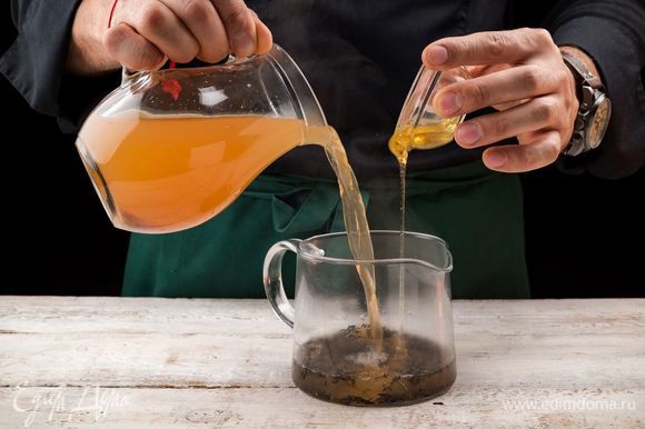 На дно чайника положите зеленый чай, залейте его процеженным имбирно-лимонным отваром.