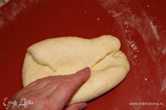 Чтобы тесто было эластичным и податливым, его необходимо месить руками на столе. На это вам потребуется около 10 минут.