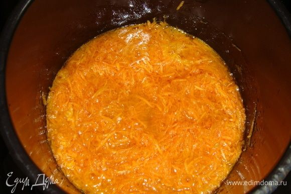 Как только сироп начнет приобретать карамельный цвет, влить подсолнечное масло и перемешать. Добавить морковь и варить на небольшом огне в течение 5 минут.