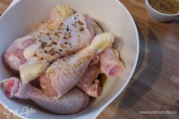 В начале нужно замариновать курицу. Маринад прост: соевый соус, кунжутное масло, соль и перец по вкусу. Тщательно перемешать.