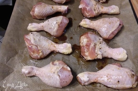 Выложить курицу на противень с пергаментной бумагой и запекать в заранее разогретой до 180°С духовке около 30 минут до готовности курицы.