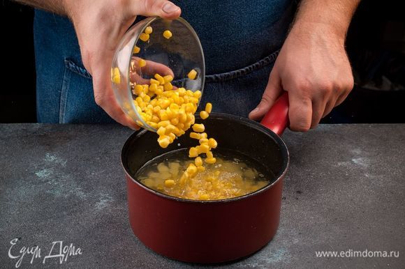 В сотейник положите картофель, налейте воды и доведите до кипения. Добавьте кукурузу (жидкость предварительно слить) и овощи, варите до готовности картофеля.